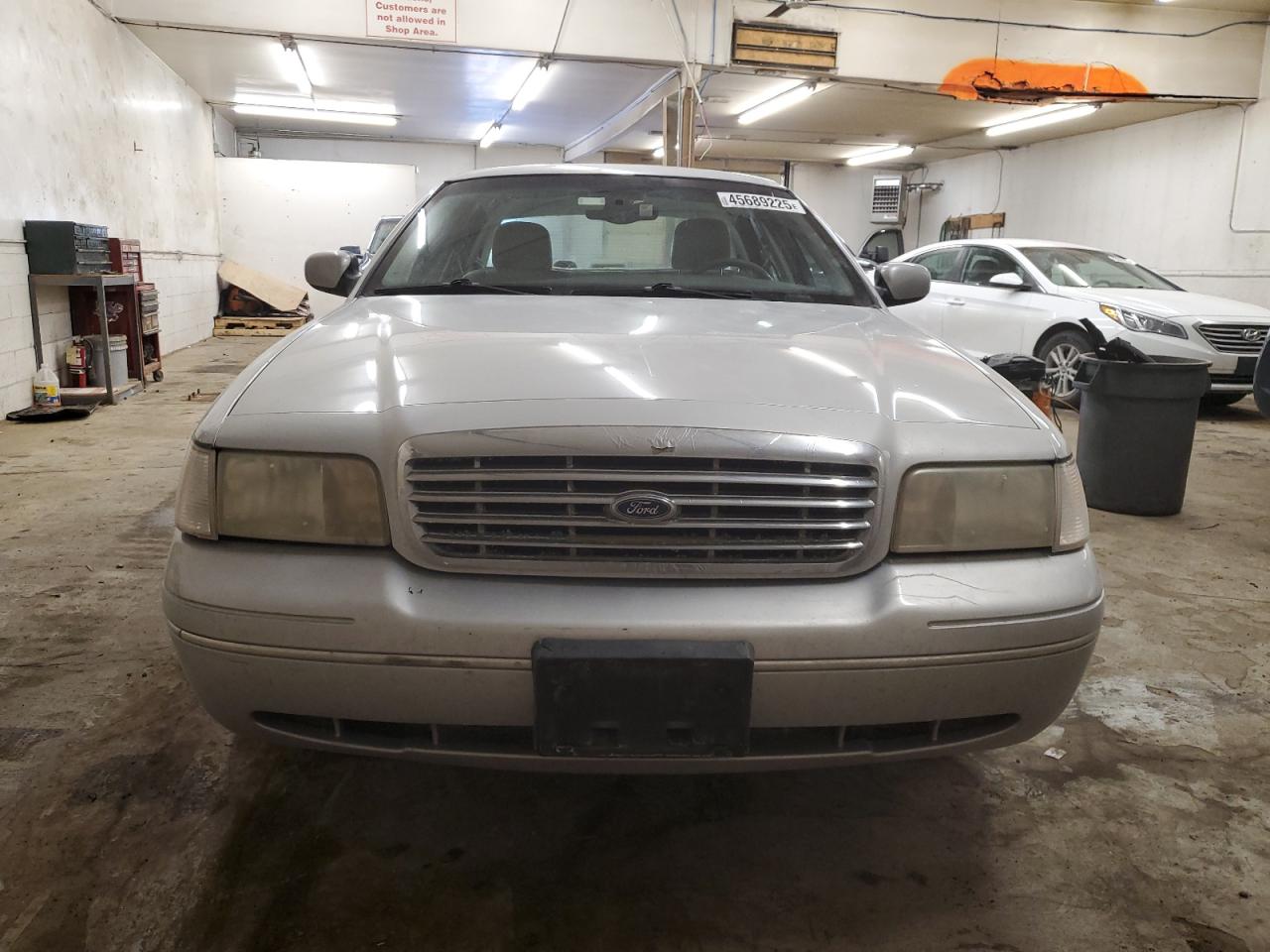 2003 Ford Crown Victoria - Image 5