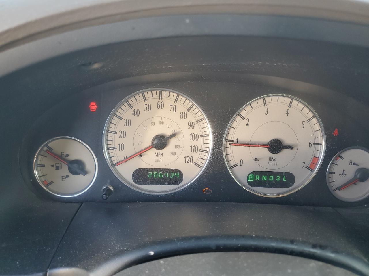 2003 Chrysler Town & Country - Image 9