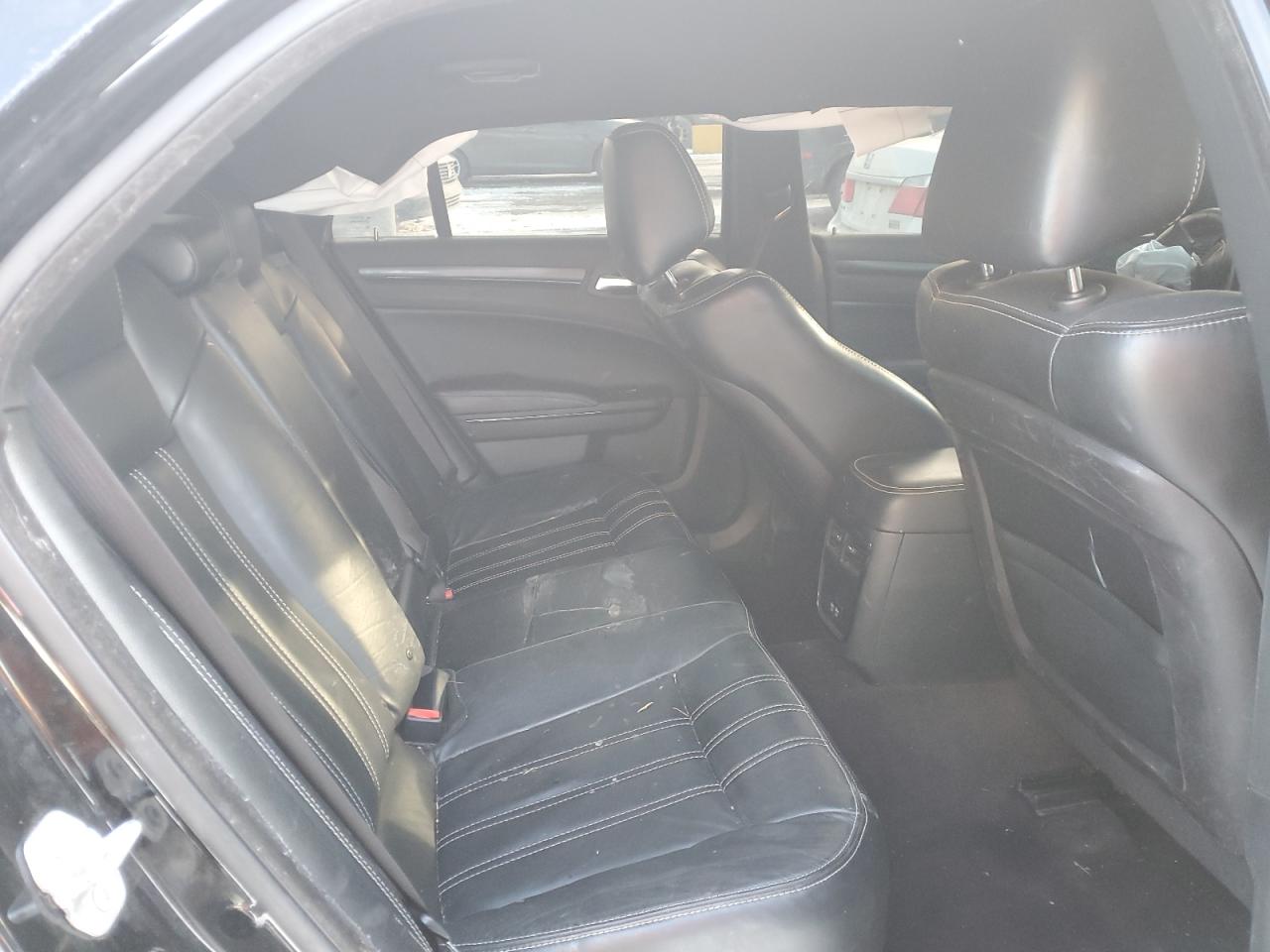 2016 Chrysler 300 - Image 10