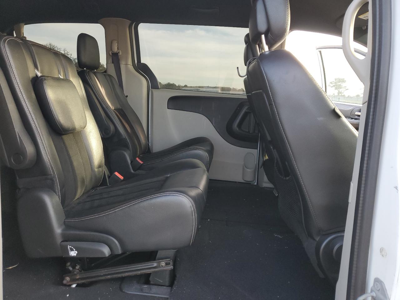2017 Dodge Caravan - Image 11