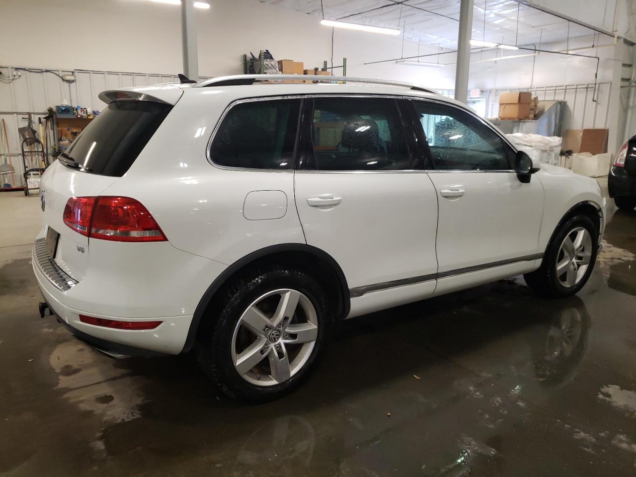 2014 Volkswagen Touareg - Image 3
