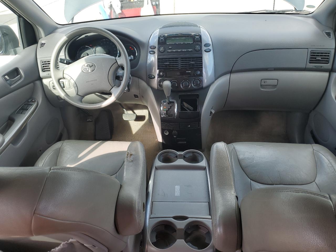 2010 Toyota Sienna - Image 8