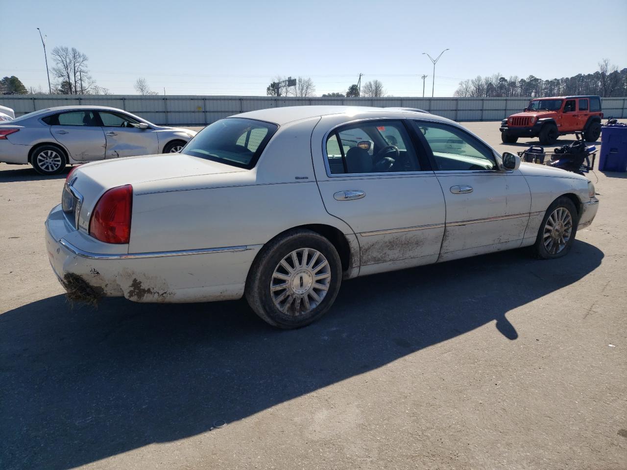 2004 Lincoln Town Car - Image 3