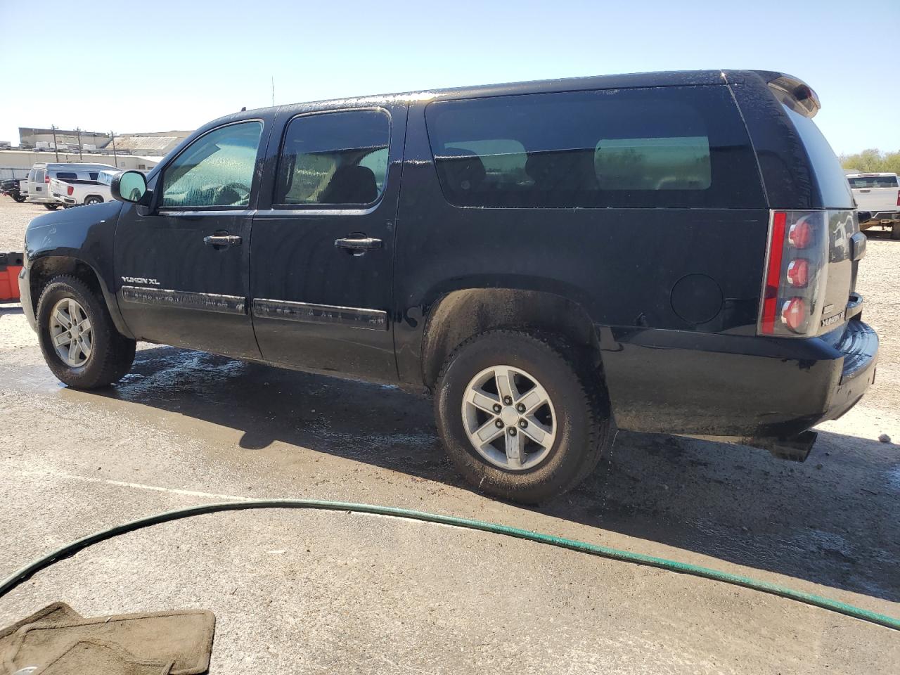2010 GMC Yukon - Image 2