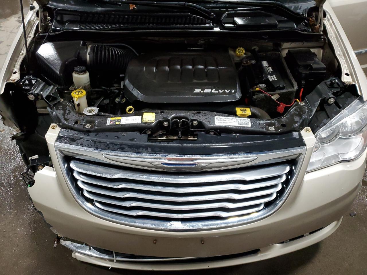 2015 Chrysler Town & Country - Image 13