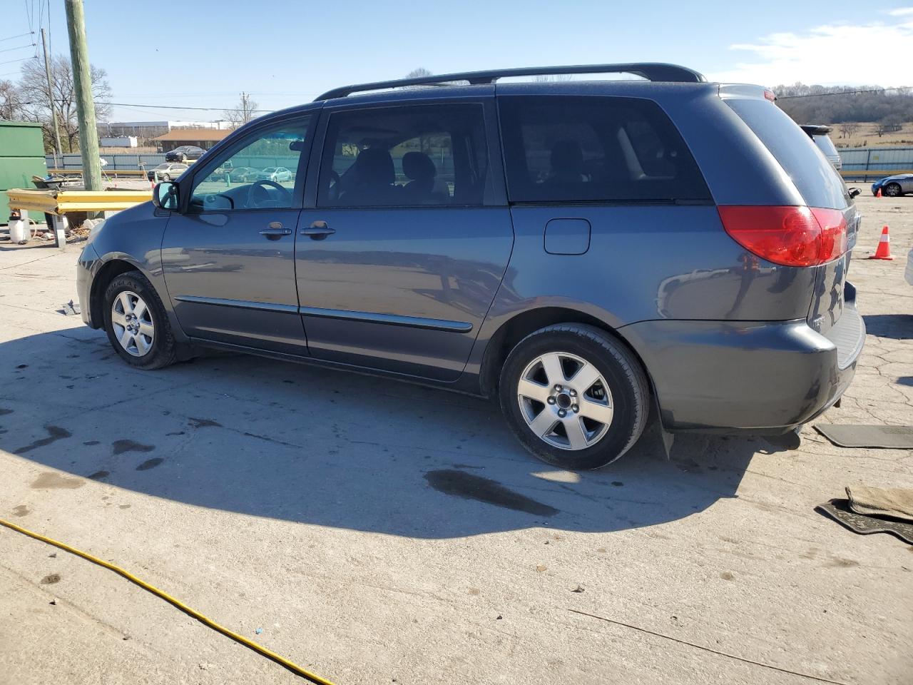 2008 Toyota Sienna - Image 2