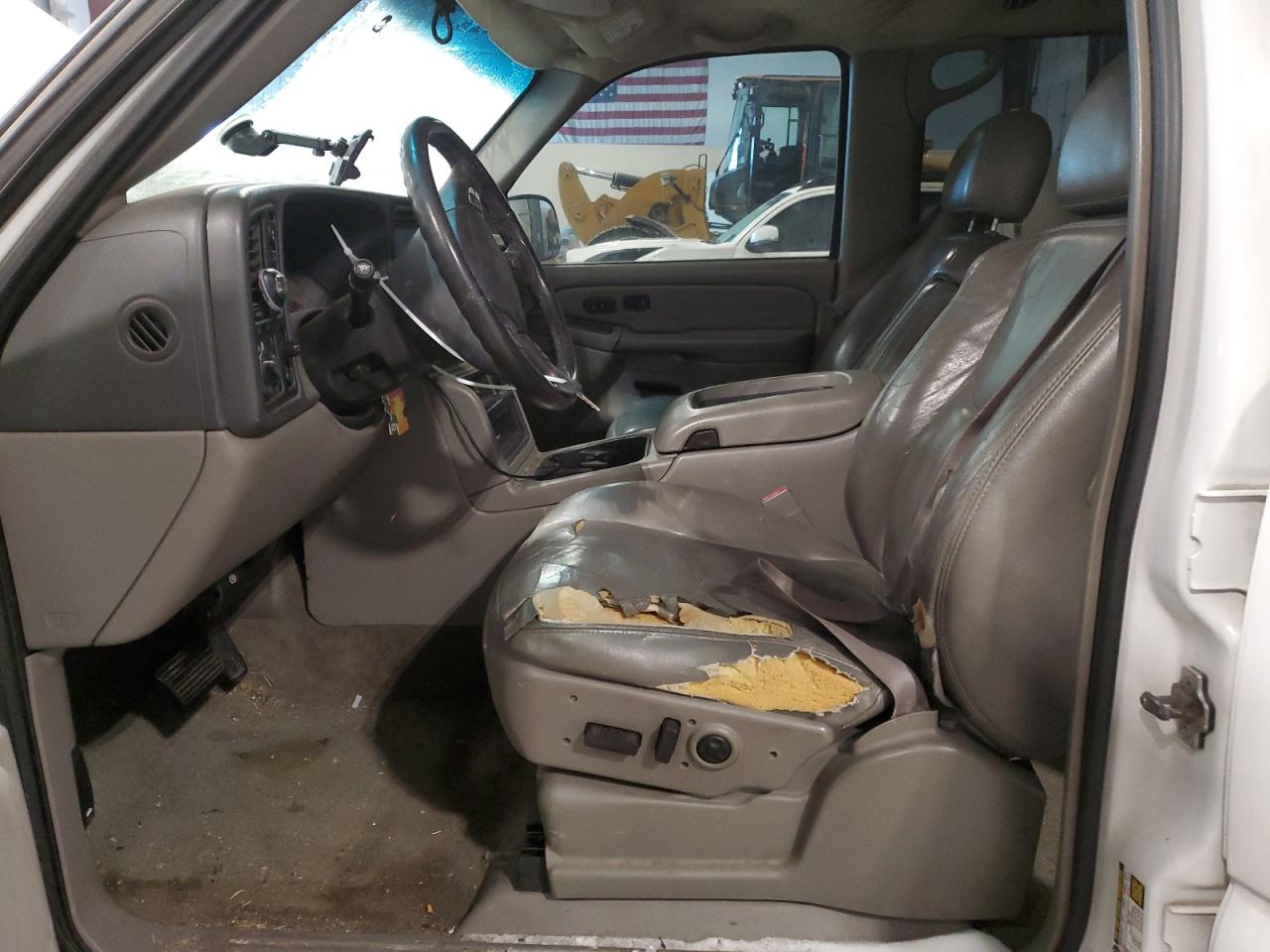 2004 Chevrolet Suburban - Image 7