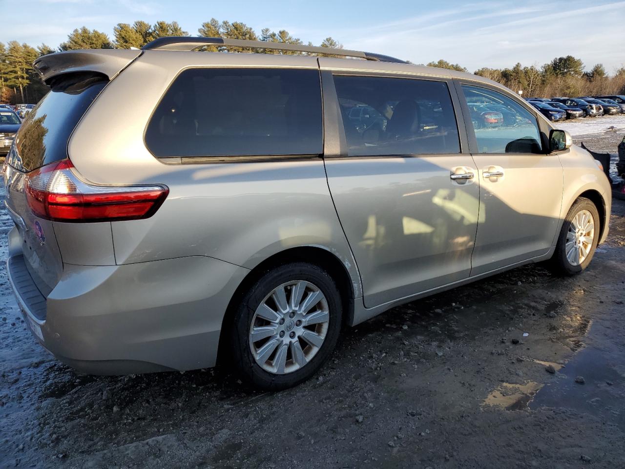 2015 Toyota Sienna - Image 3