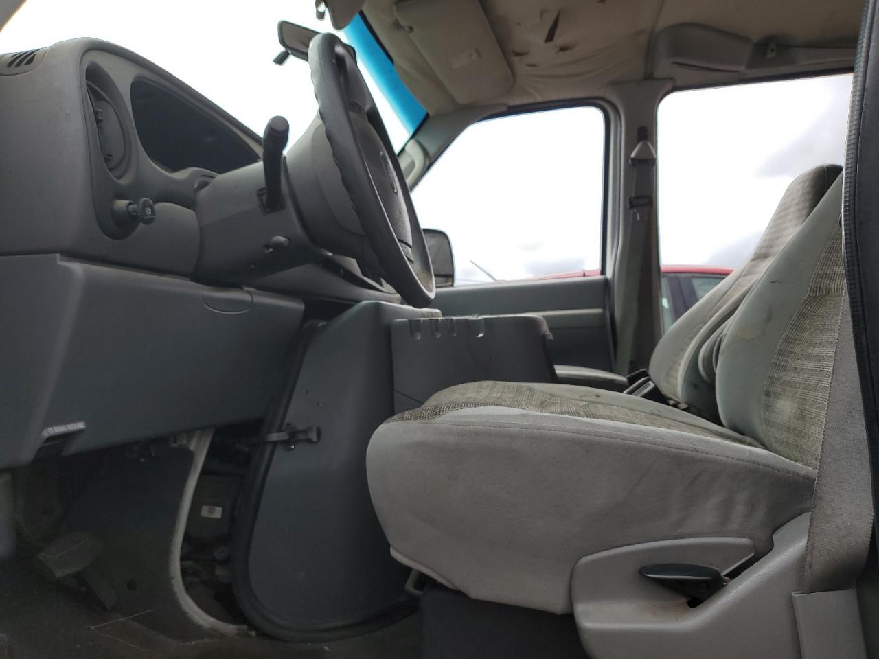 2004 Ford Econoline - Image 7