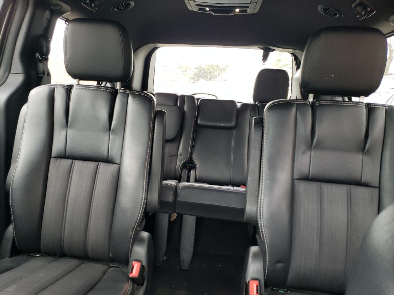 2016 Chrysler Town & Country - Image 10