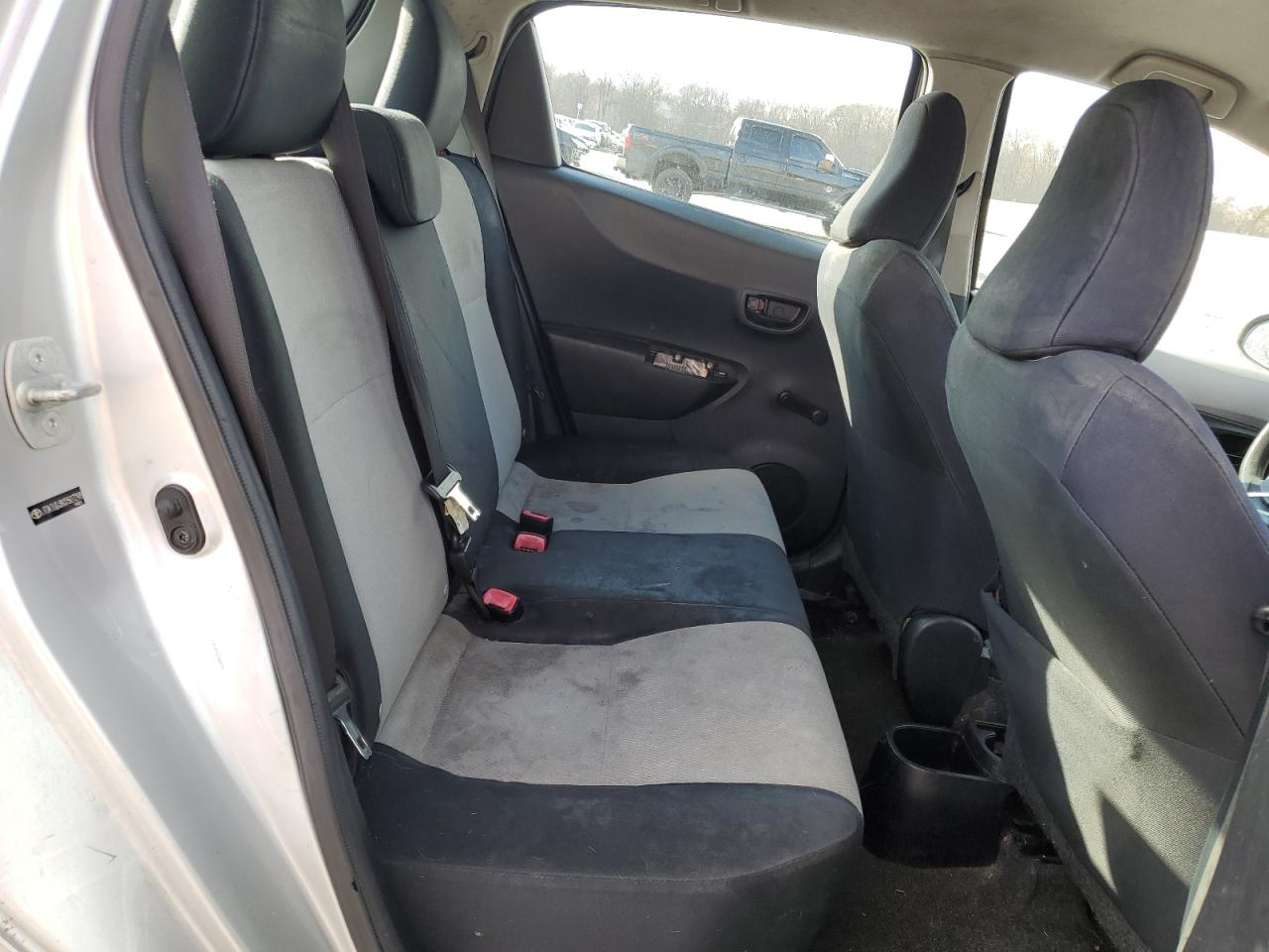 2012 Toyota Yaris - Image 10