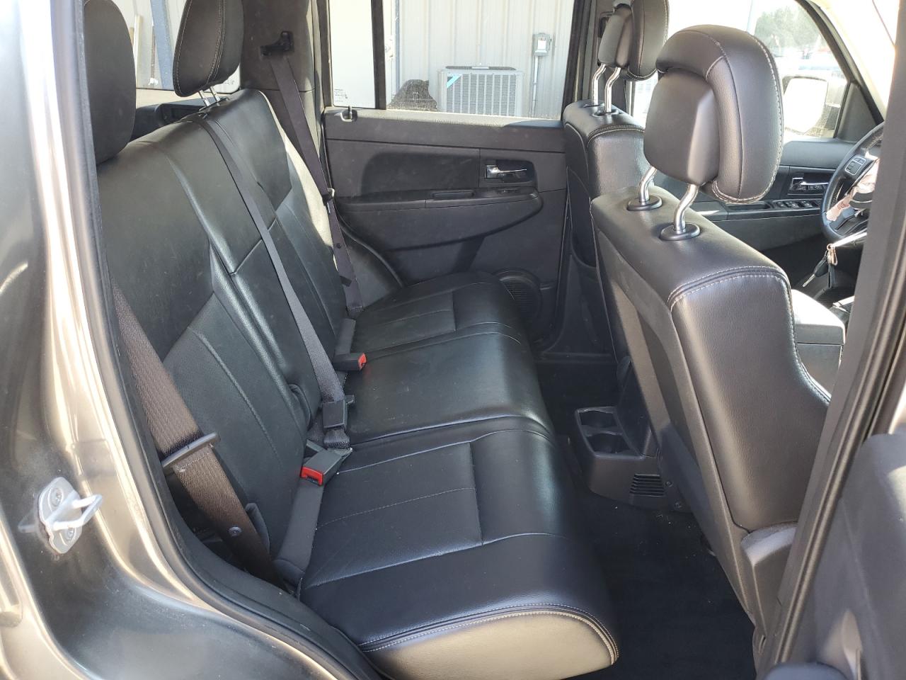 2012 Jeep Liberty (North America) - Image 12