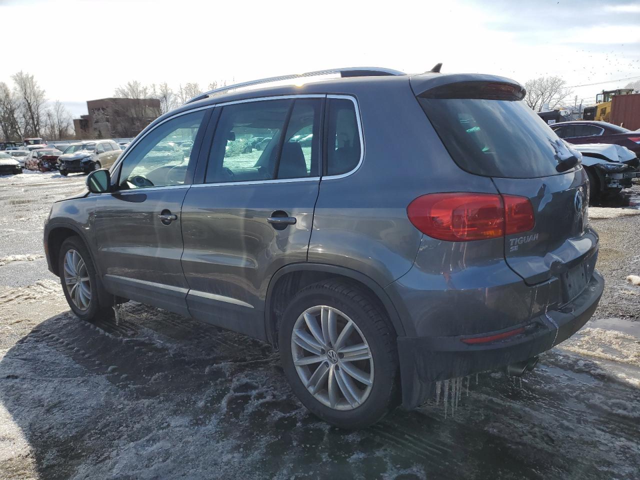 2016 Volkswagen Tiguan - Image 2