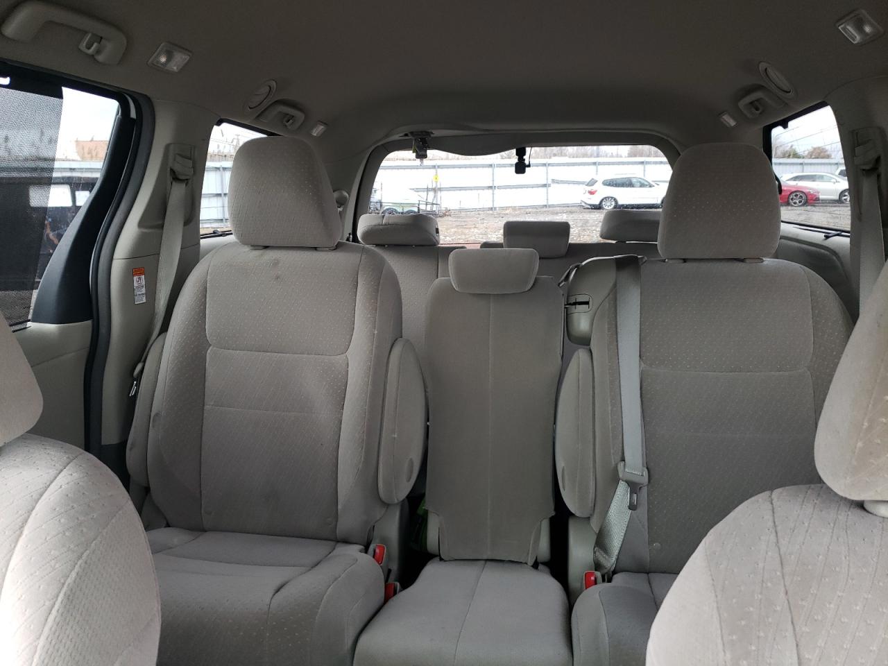 2015 Toyota Sienna - Image 10