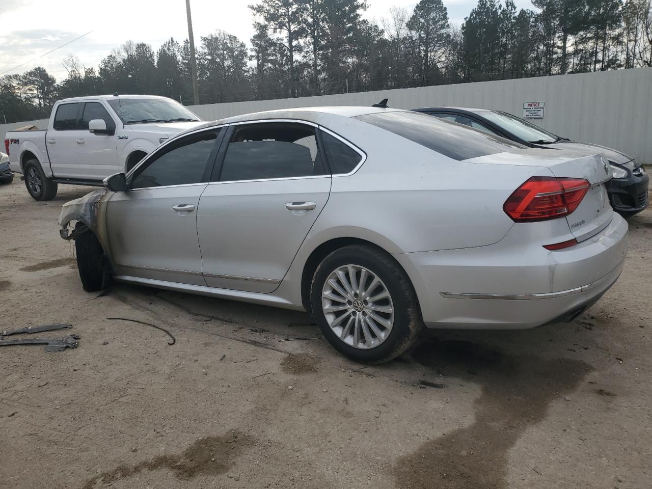 2016 Volkswagen Passat - Image 2