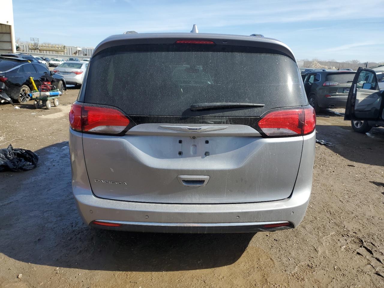 2020 Chrysler Pacifica - Image 6