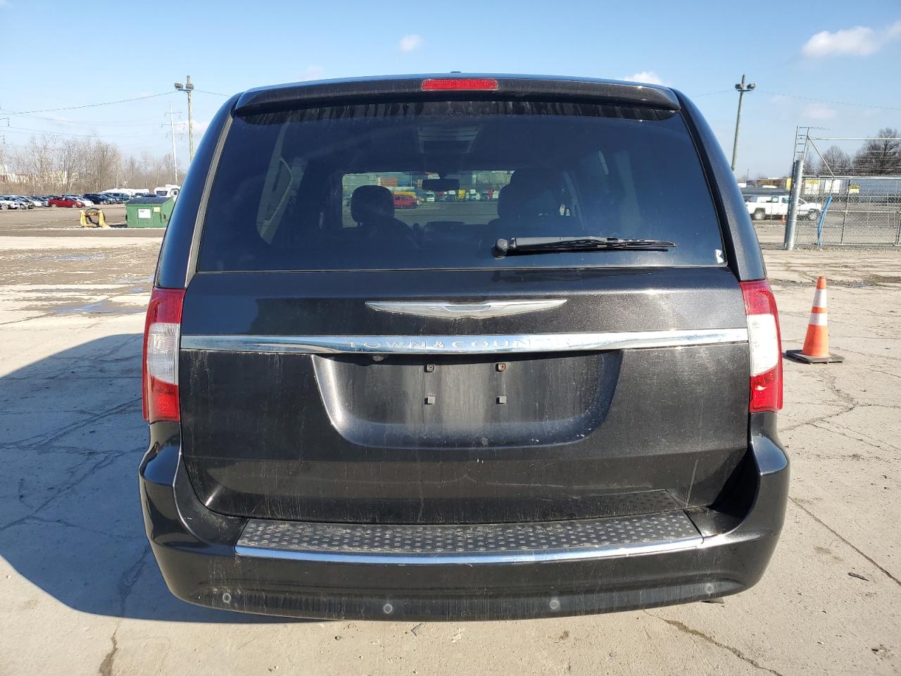 2014 Chrysler Town & Country - Image 6