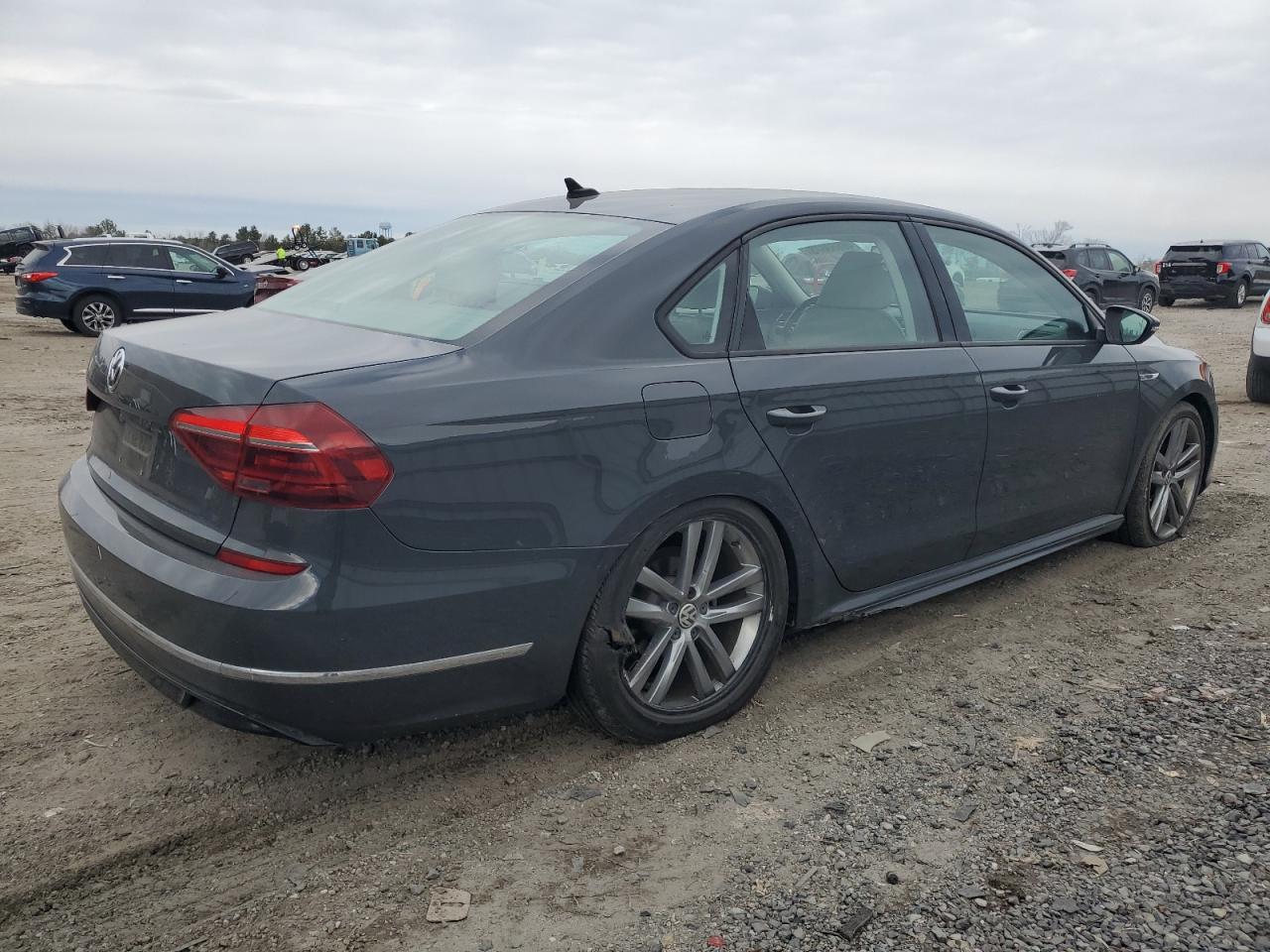 2018 Volkswagen Passat - Image 3
