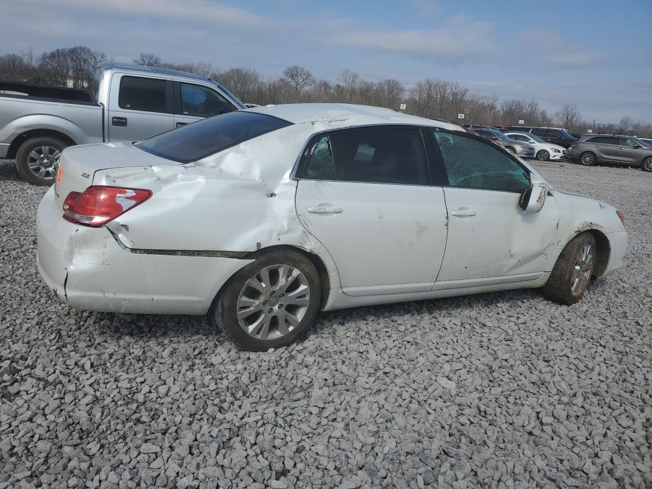 2010 Toyota Avalon - Image 3