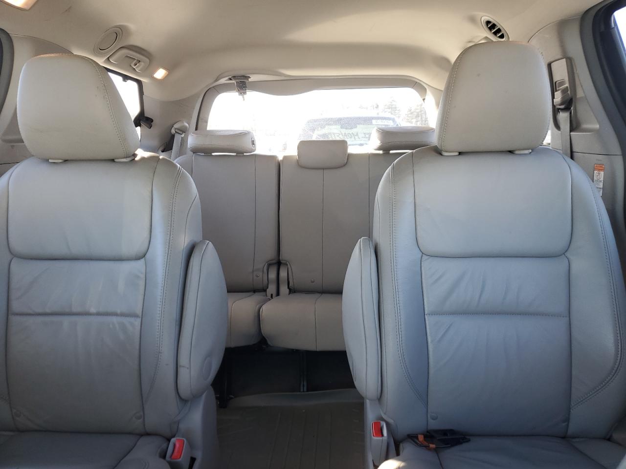 2017 Toyota Sienna - Image 10