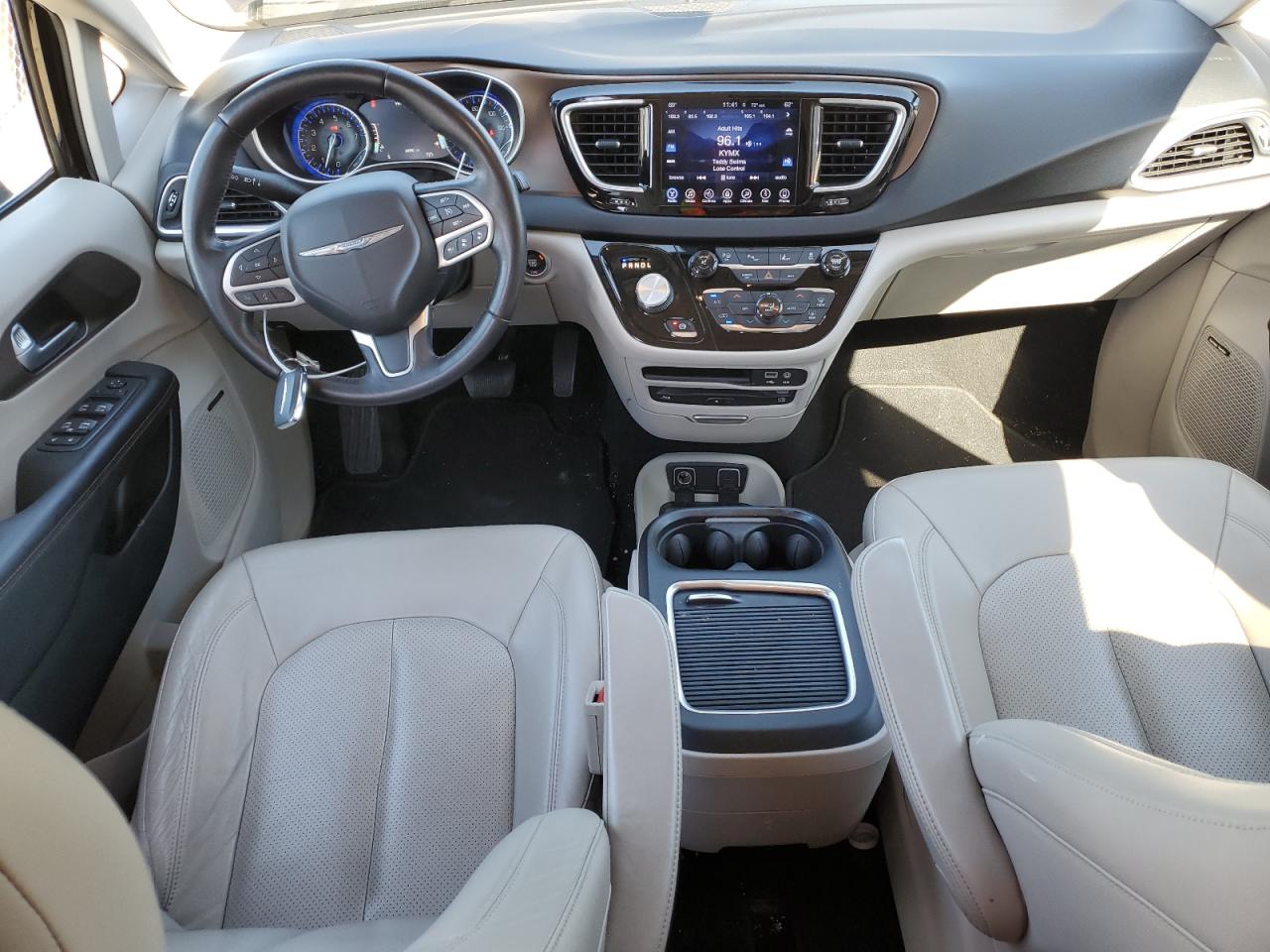 2017 Chrysler Pacifica - Image 8