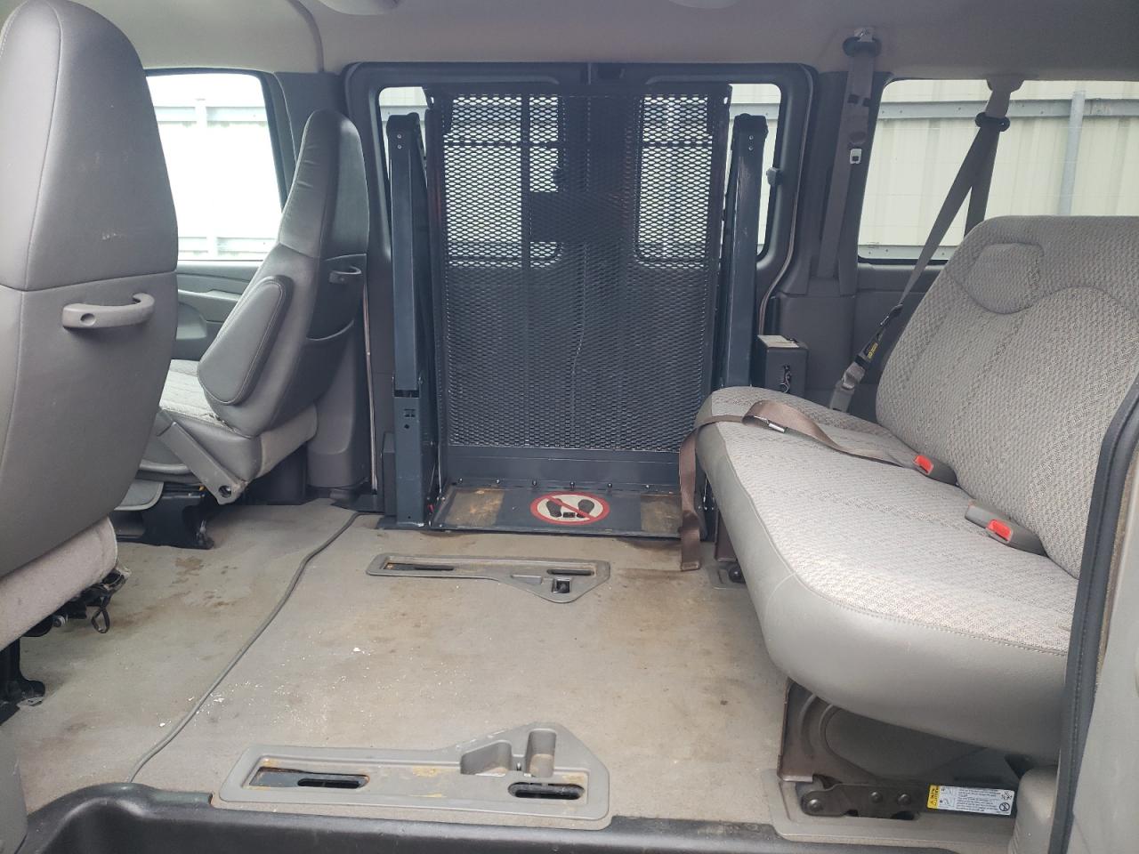 2005 Chevrolet Express - Image 11
