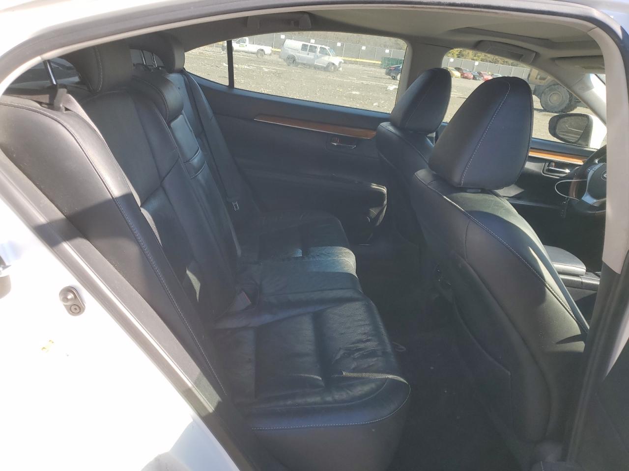 2015 Lexus ES - Image 10