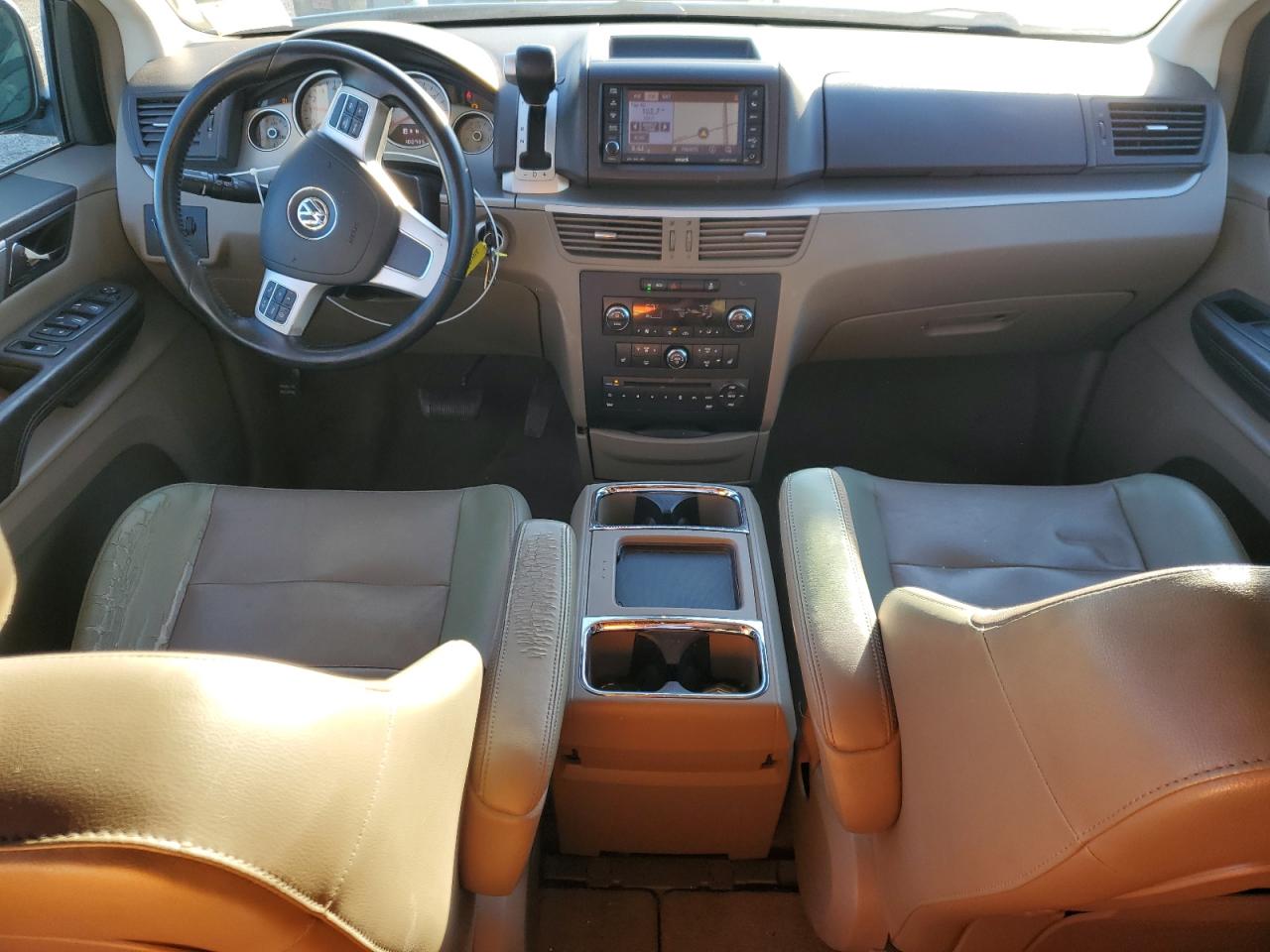 2012 Volkswagen Routan - Image 8