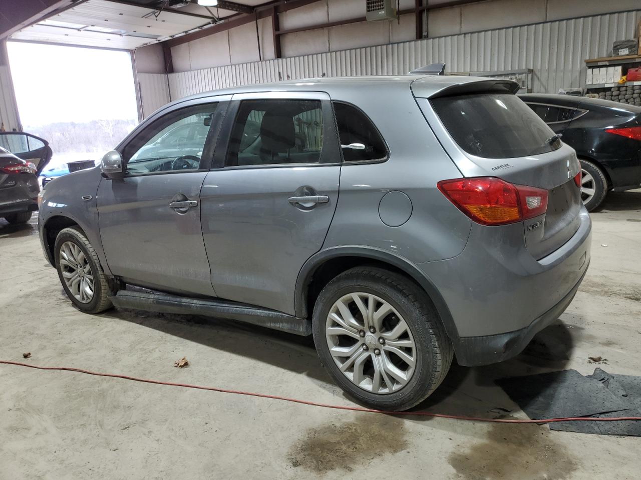 2017 Mitsubishi Outlander - Image 2