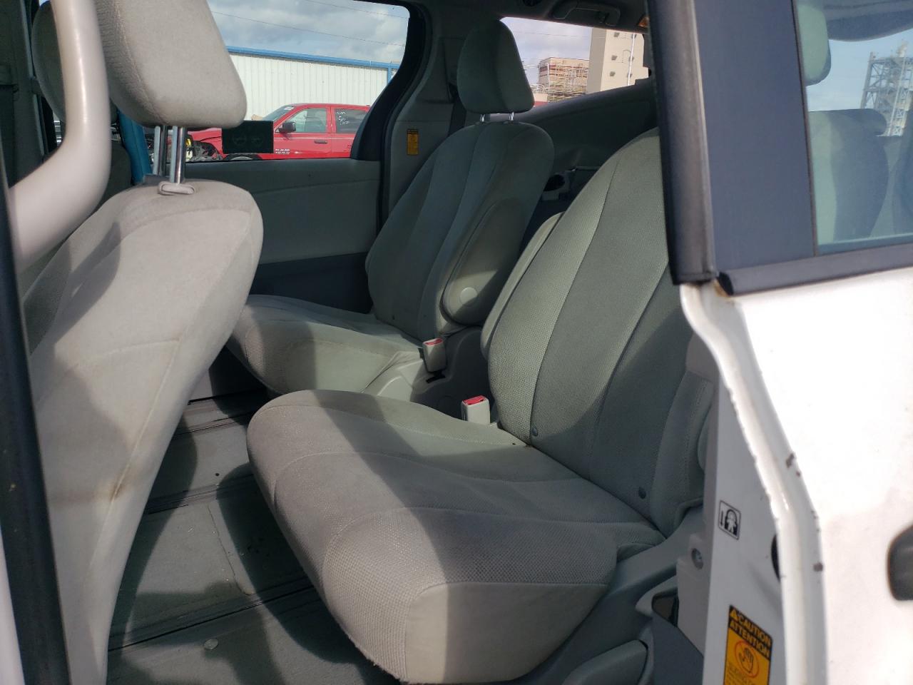 2014 Toyota Sienna - Image 11