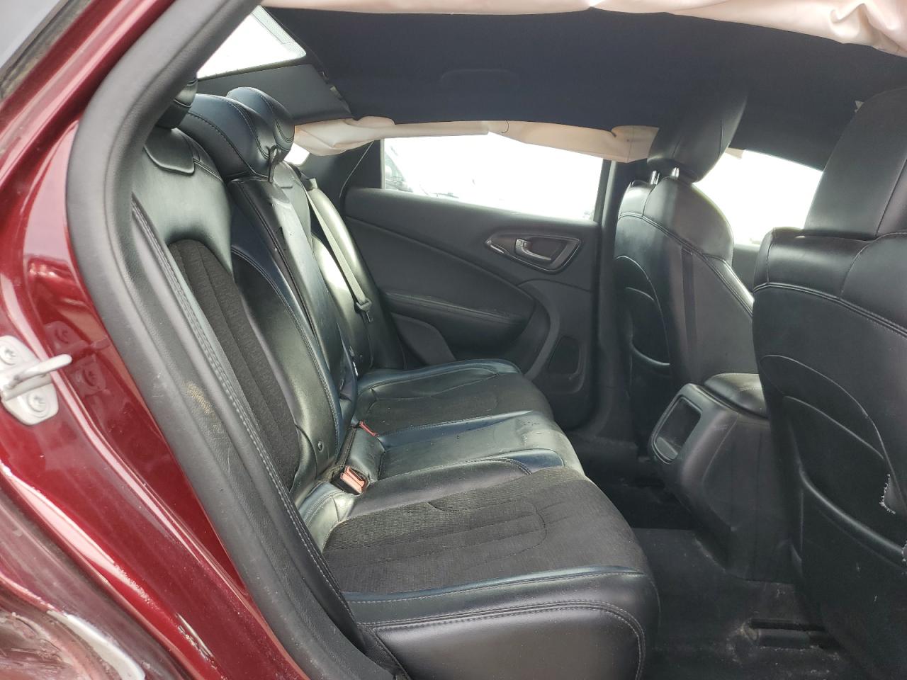 2016 Chrysler 200 - Image 11