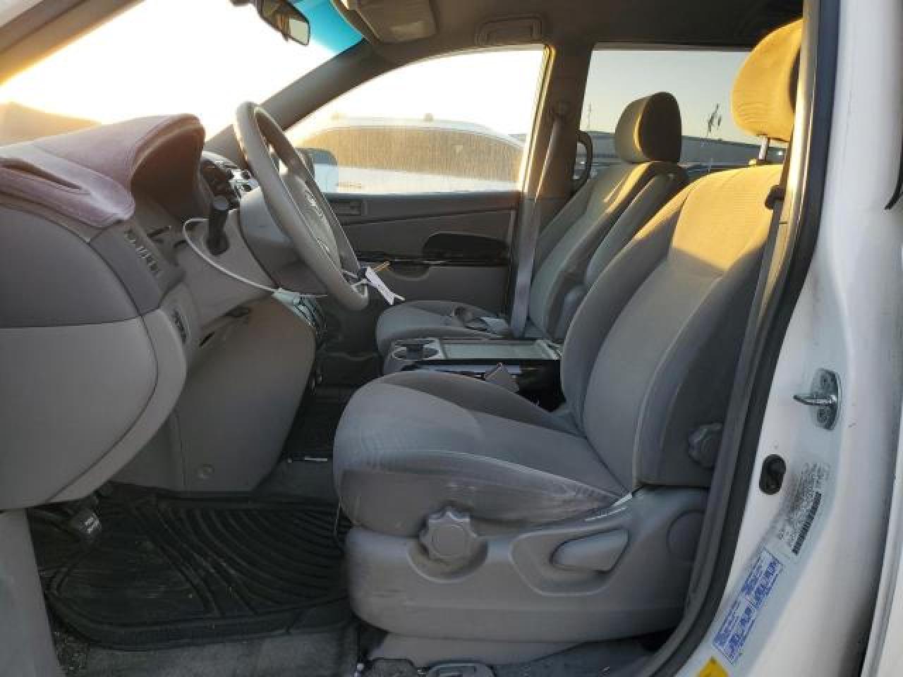 2004 Toyota Sienna - Image 7