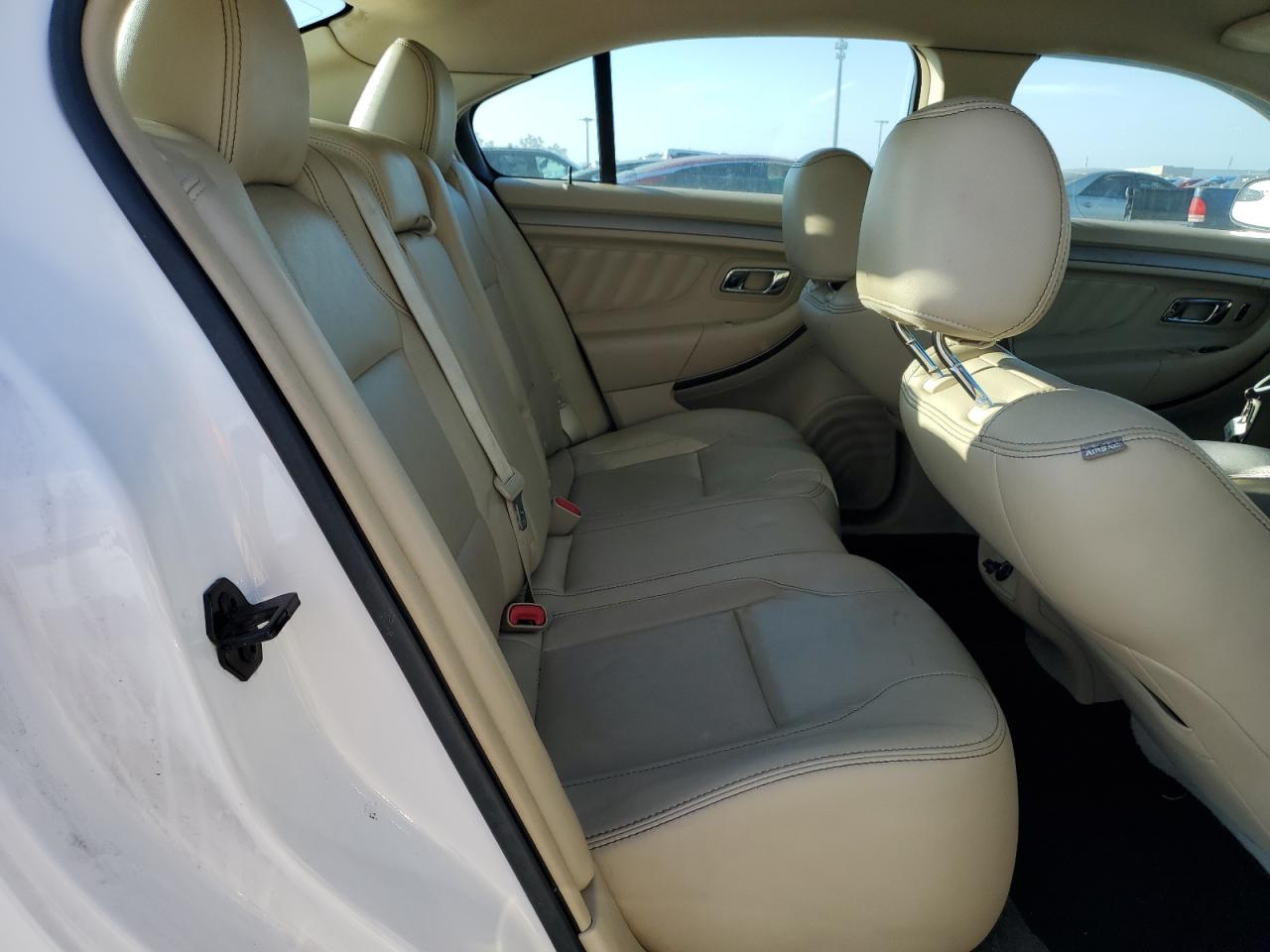 2015 Ford Taurus - Image 10
