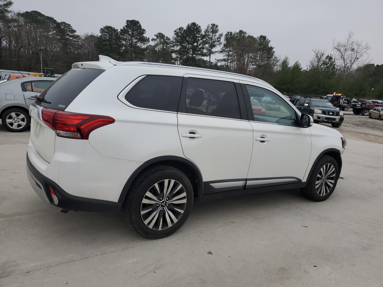 2020 Mitsubishi Outlander - Image 3