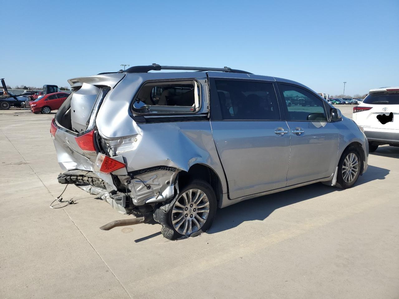 2012 Toyota Sienna - Image 3