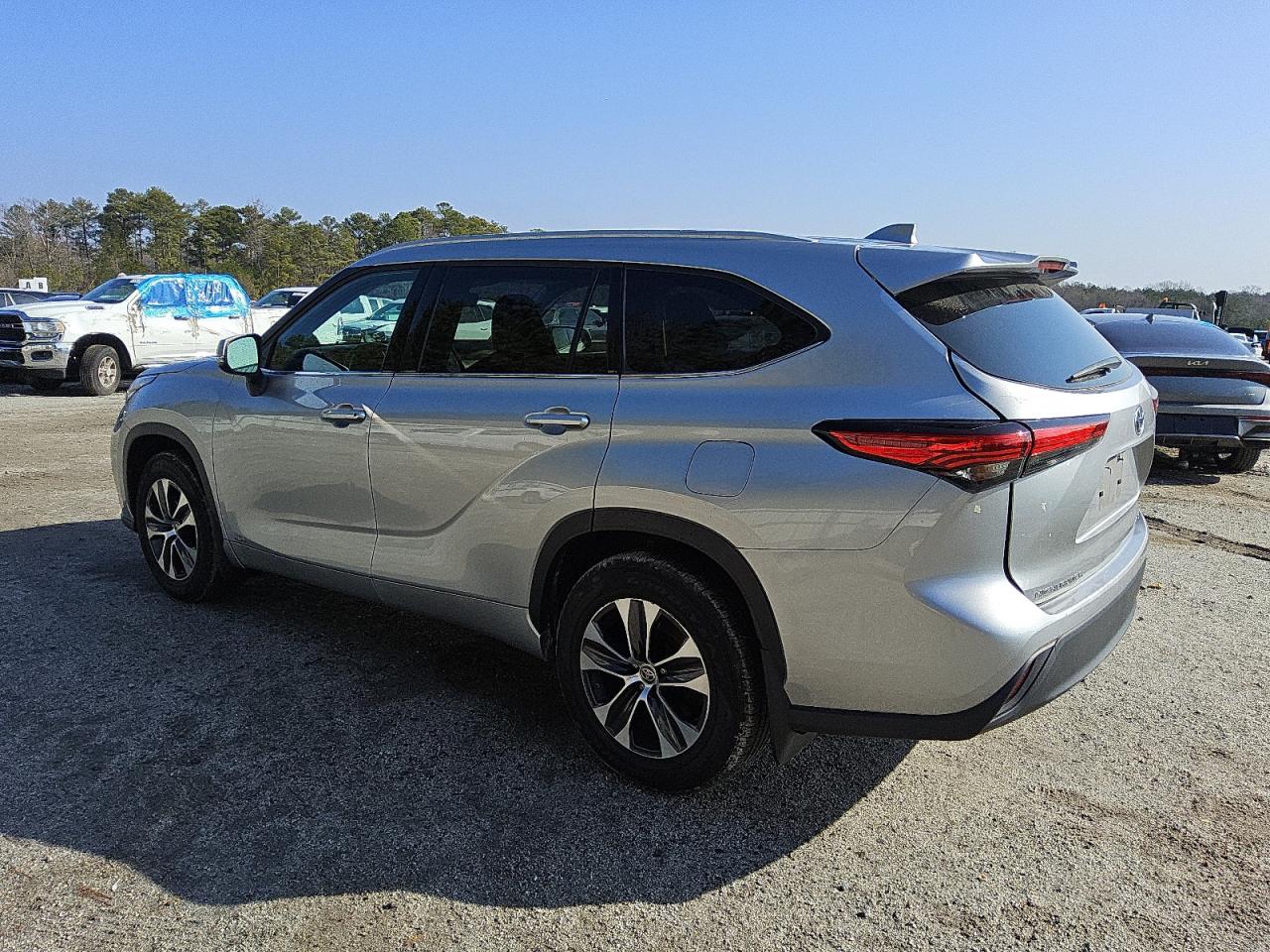 2022 Toyota Highlander - Image 2