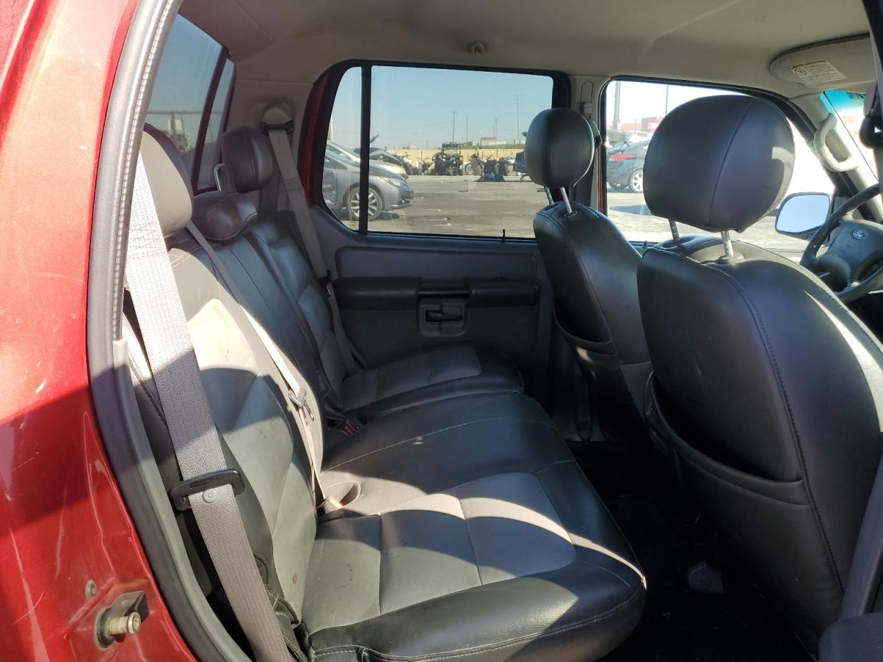 2005 Ford Explorer - Image 10