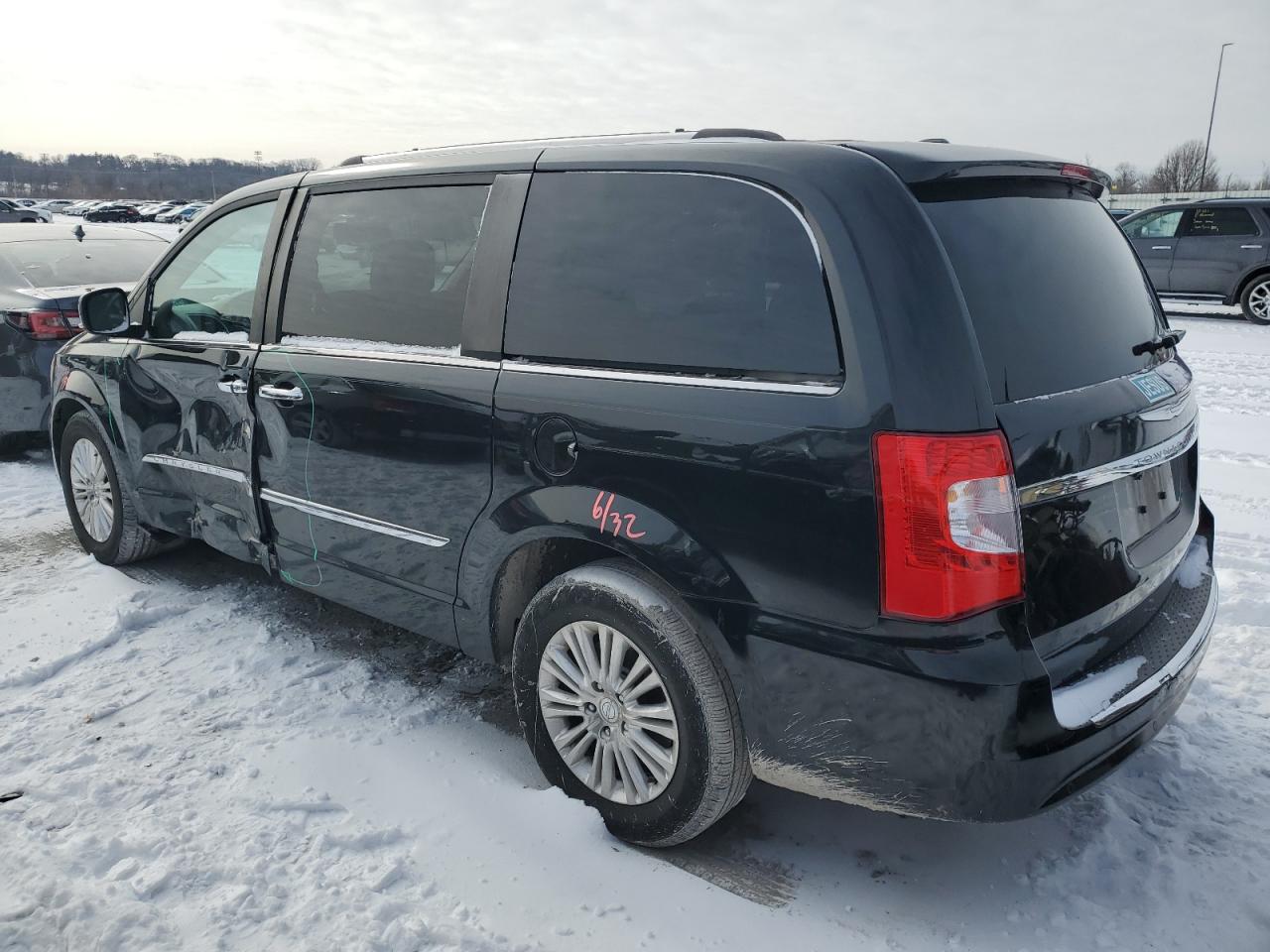 2016 Chrysler Town & Country - Image 2