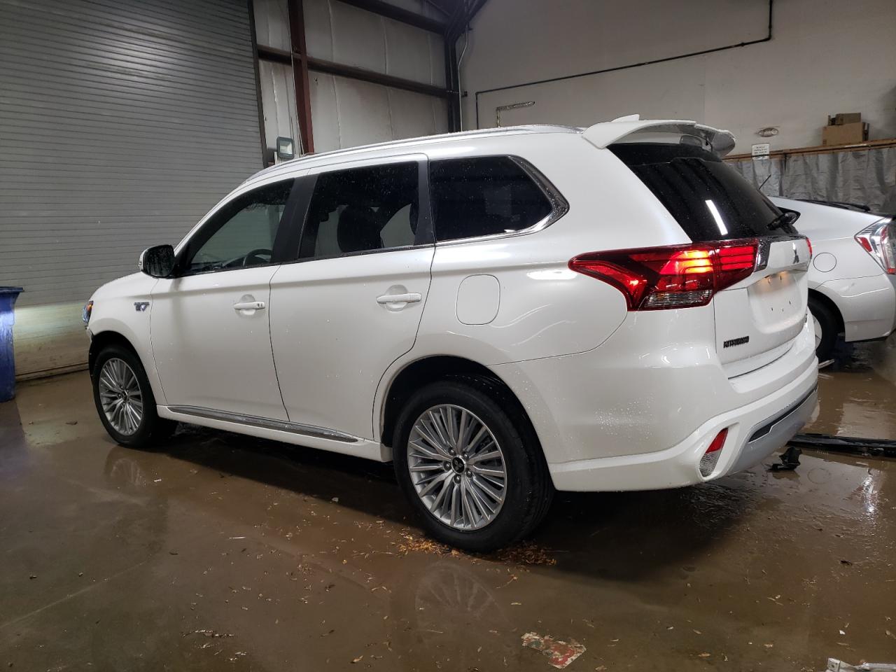 2019 Mitsubishi Outlander - Image 2