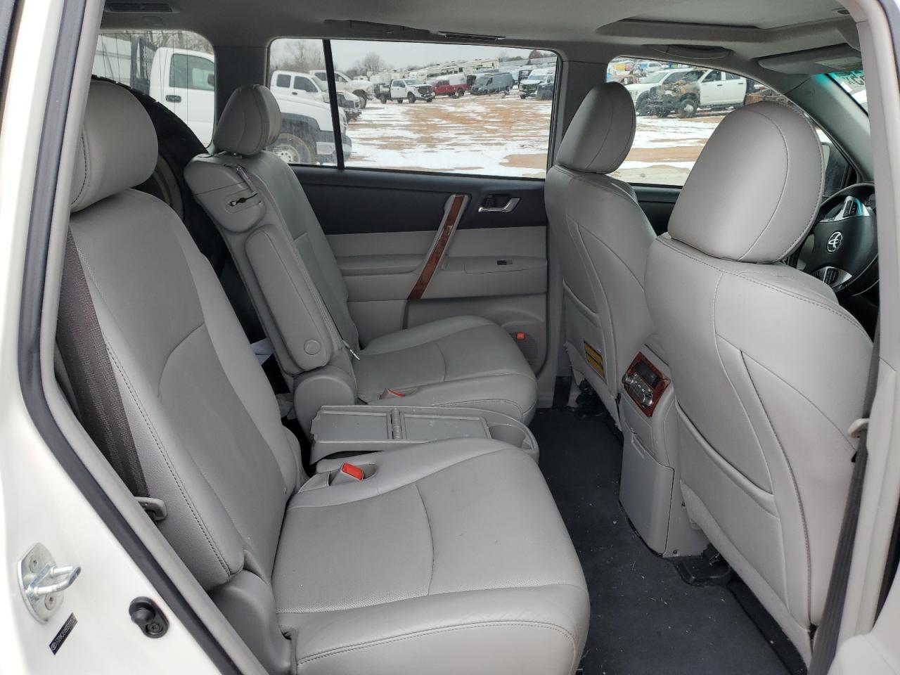 2013 Toyota Highlander - Image 11