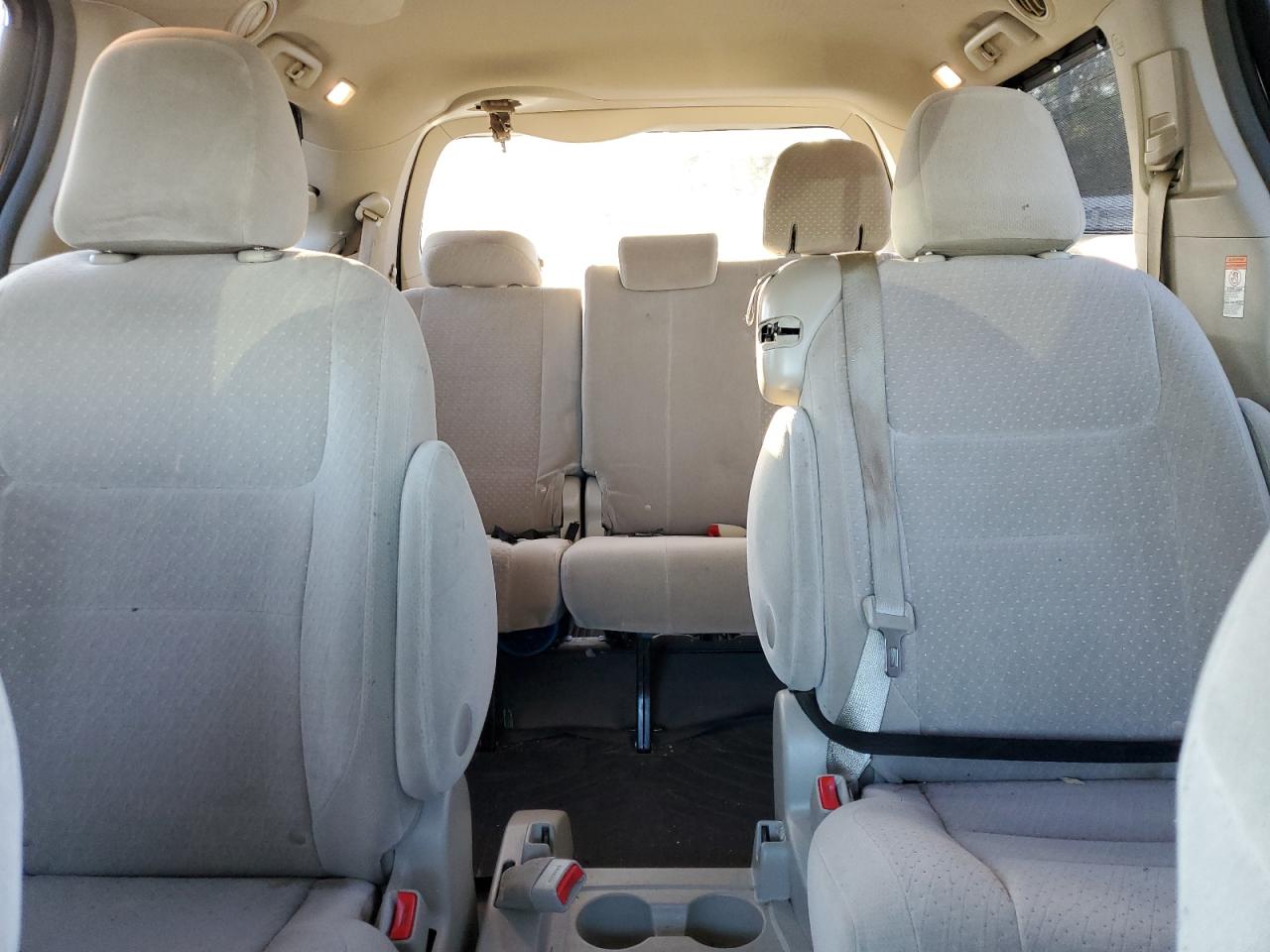 2015 Toyota Sienna - Image 10