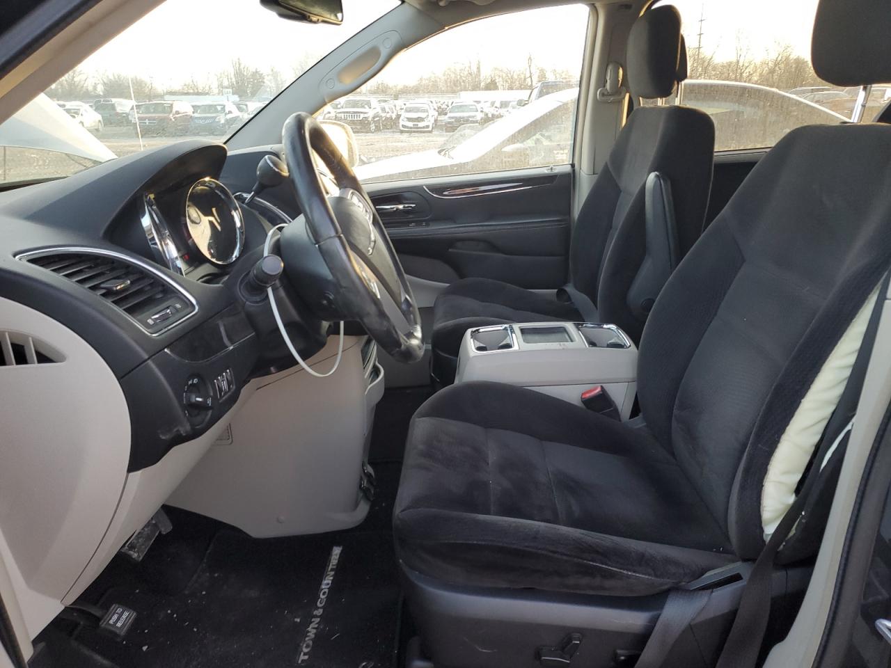 2014 Chrysler Town & Country - Image 7