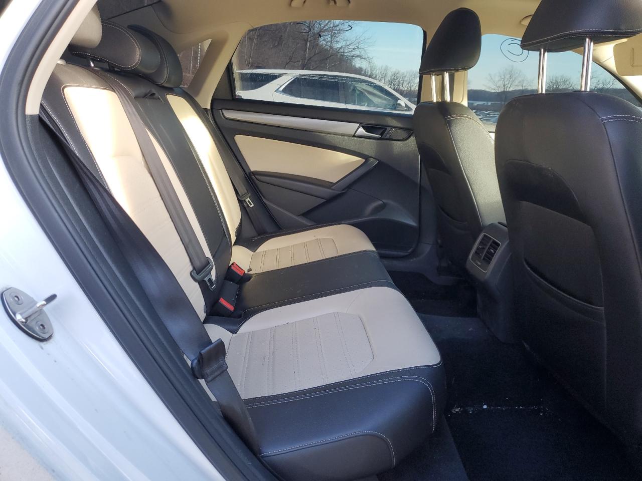 2015 Volkswagen Passat - Image 10