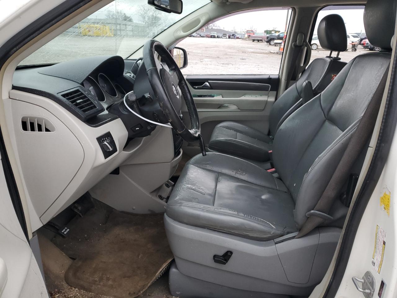 2010 Volkswagen Routan - Image 7