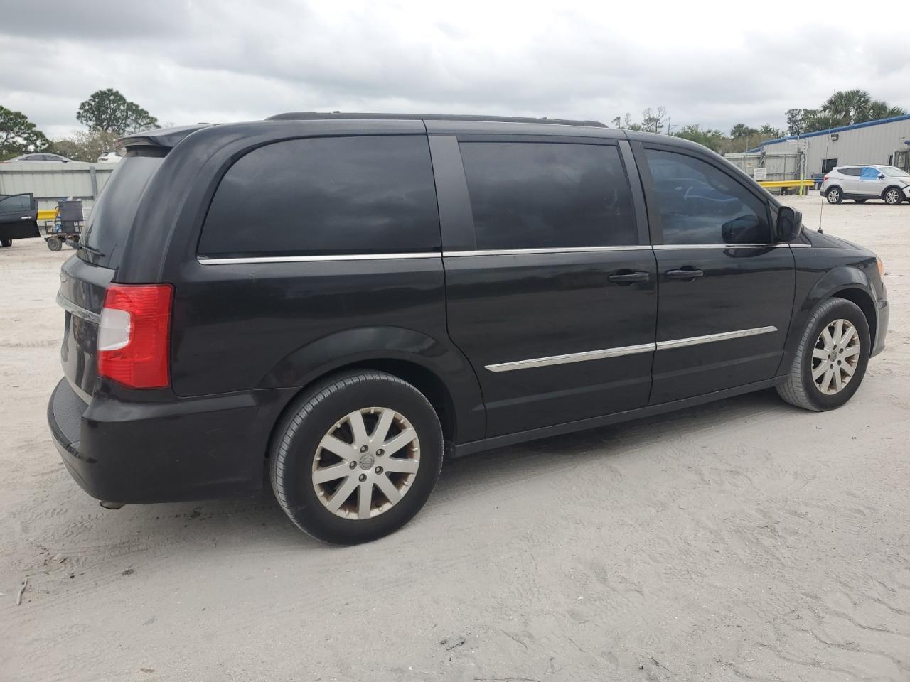 2016 Chrysler Town & Country - Image 3
