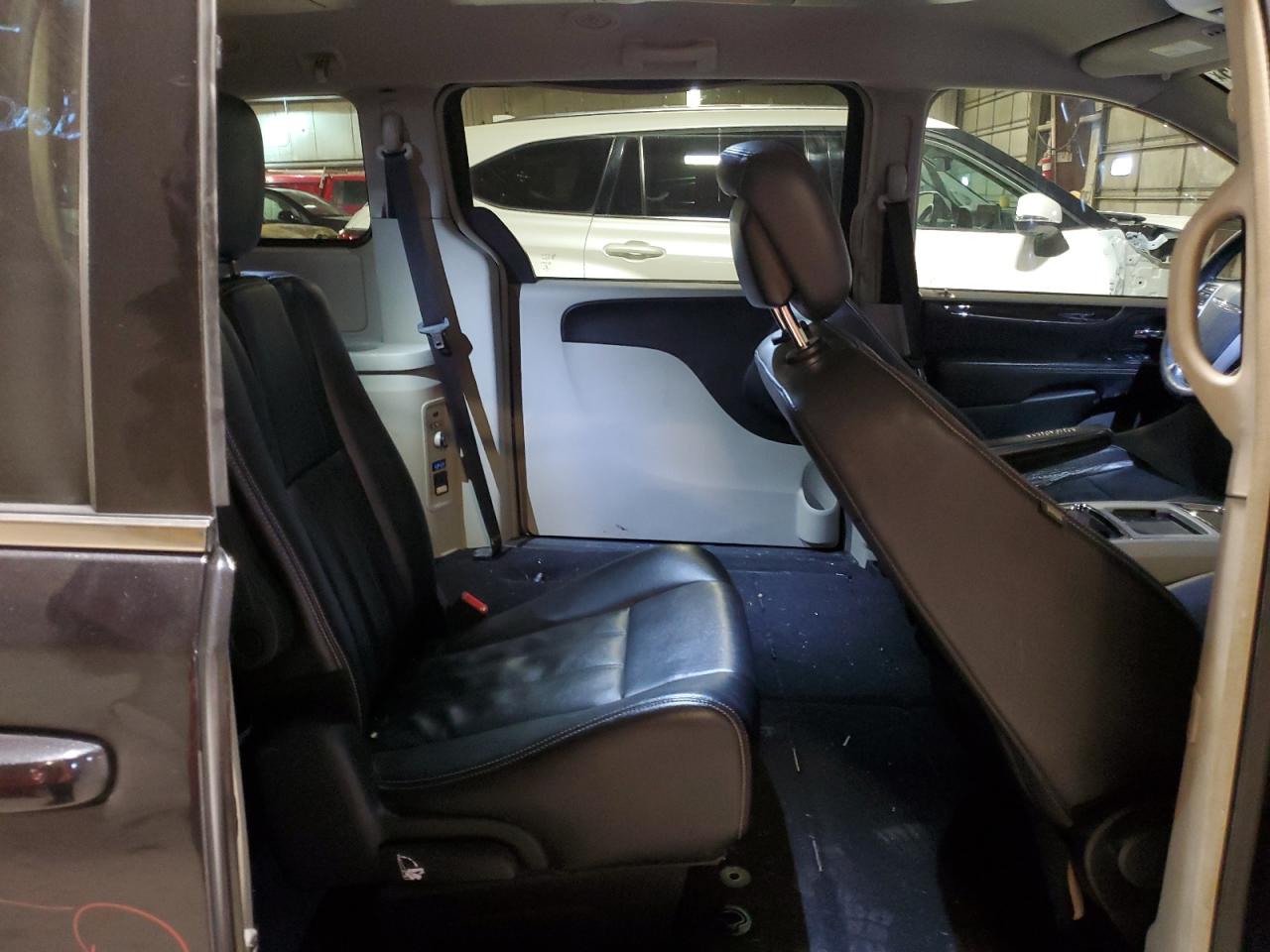 2014 Chrysler Town & Country - Image 11
