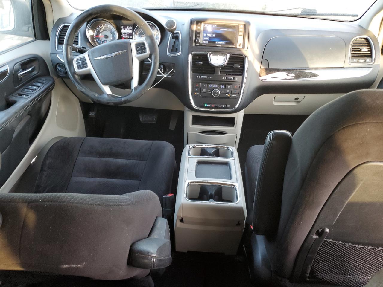 2014 Chrysler Town & Country - Image 8