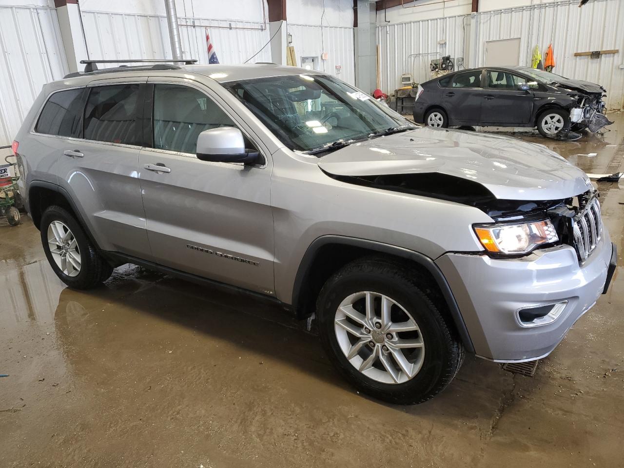 2017 Jeep Grand Cherokee - Image 4
