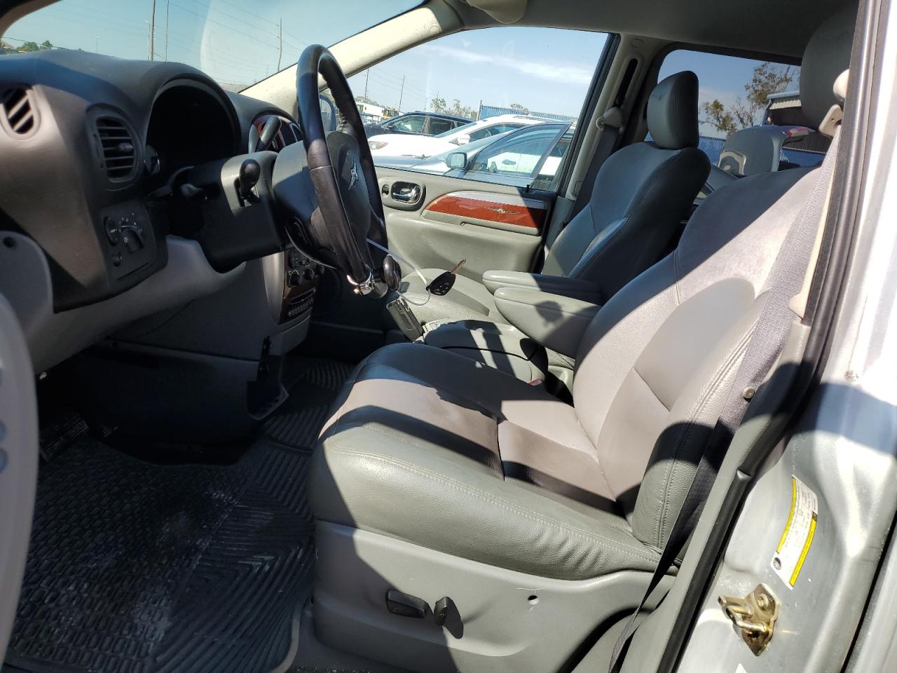 2006 Chrysler Town & Country - Image 7