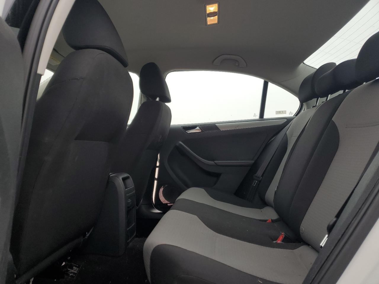 2017 Volkswagen Jetta - Image 10